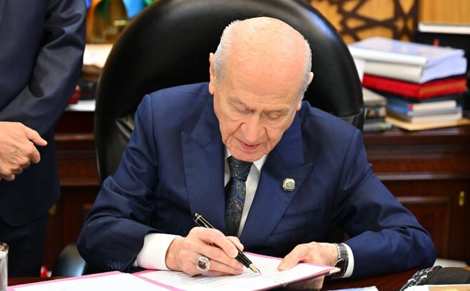 Devlet Bahçeli ‘Çerçeve Yasa’ için imzayı attı