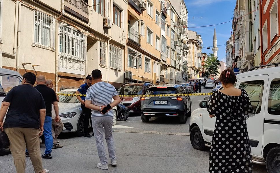 İstanbul’da eşini ve kızını silahla öldüren kişi intihar etti!