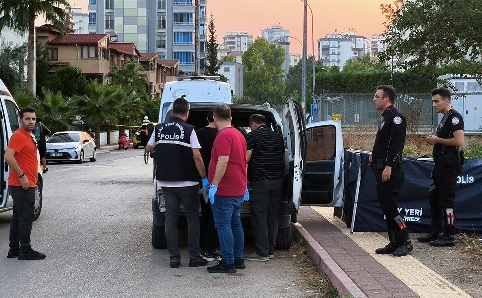 Husumetlisi ile eşini iş yerinde, oğlunu araçta vurdu: Baba ve oğlu öldü, anne yaralı