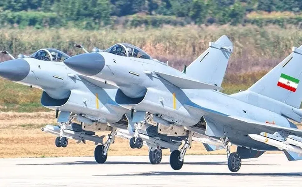 İran'ın iki savaş uçağı düştü: Katar, 3 pilotu esir aldı!
