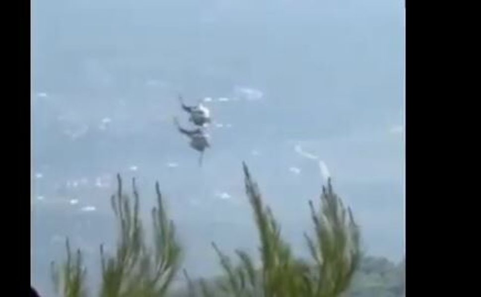 Yunanistan'da iki helikopter havada çarpıştı!
