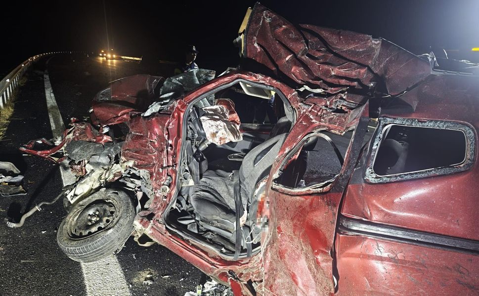 Aydın'da TIR ile hafif ticari araç çarpıştı: 3 ölü