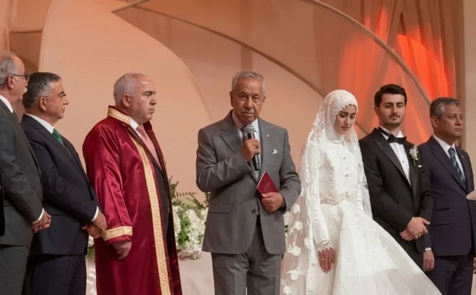 Cumhurbaşkanı Başdanışmanı Oktay Saral'dan Bülent Arınç'a sert sözler