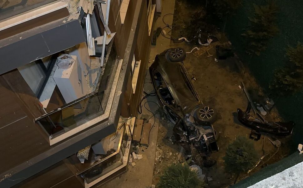 Binanın 3. katına çarpan otomobil, 15 metre yükseklikten bahçeye düştü! Yaralılar var