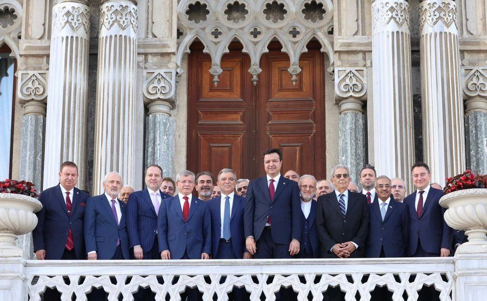 Davutoğlu bugün ifade verecek: Üç isim destek için adliyeye gidecek