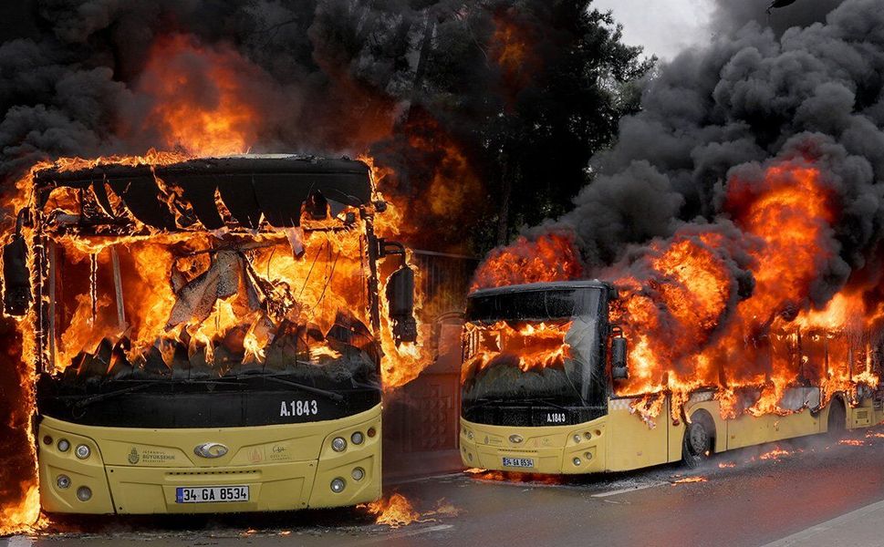 Bakırköy'de seyir halindeki İETT otobüsü alev alev yandı!