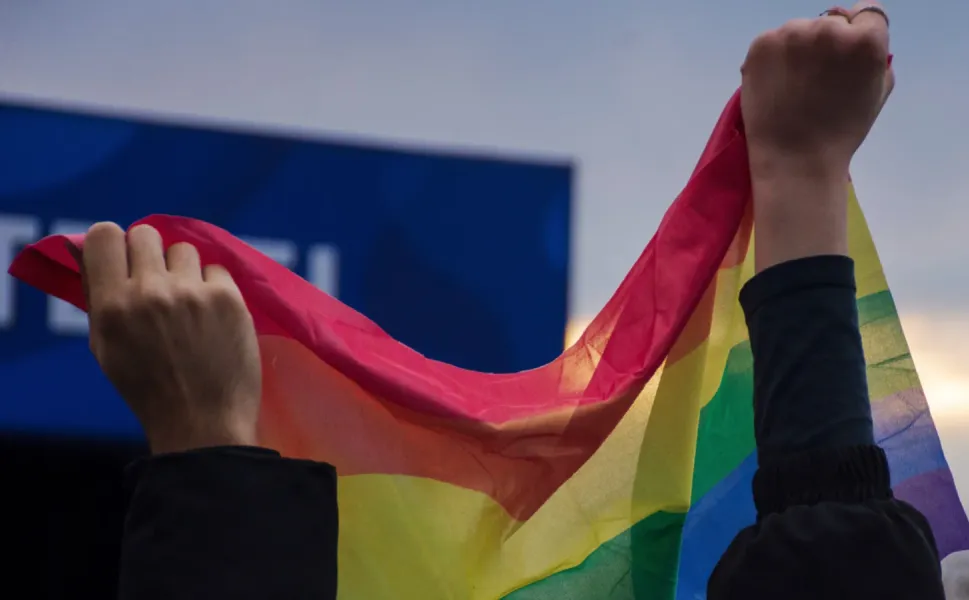 İzmir’de LGBTİ+’lara yönelik operasyonda 16 kişi tutuklandı