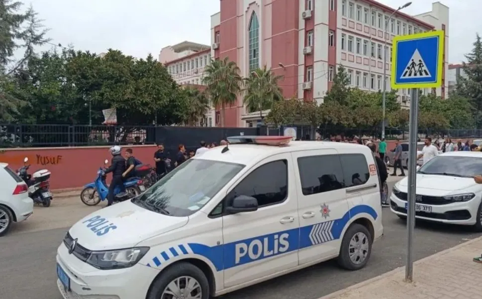 Adana'da ortaokulda saldırı: Kız öğrenci sınıf arkadaşını bıçakladı