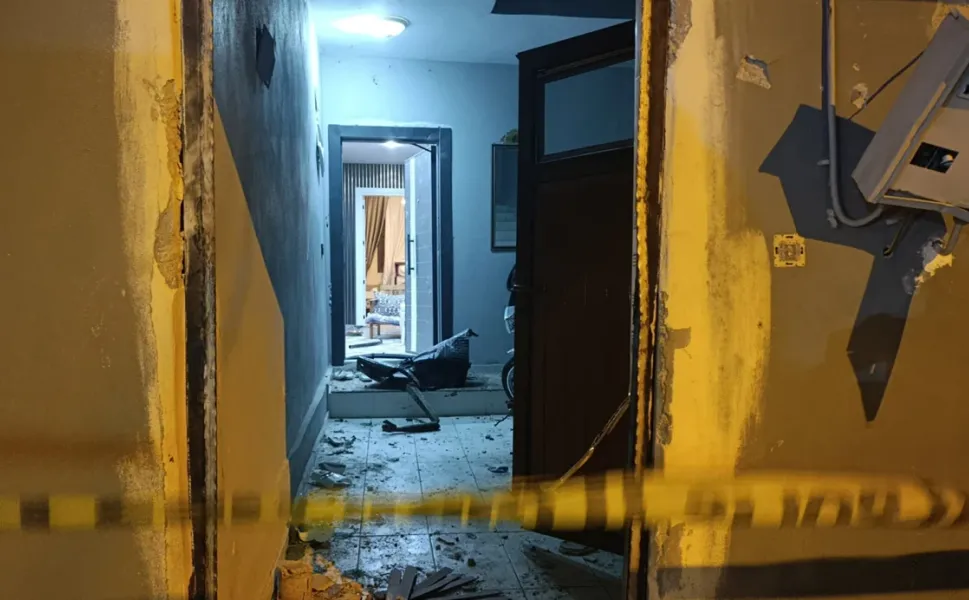 Adana’da bir eve el yapımı patlayıcı atıldı!