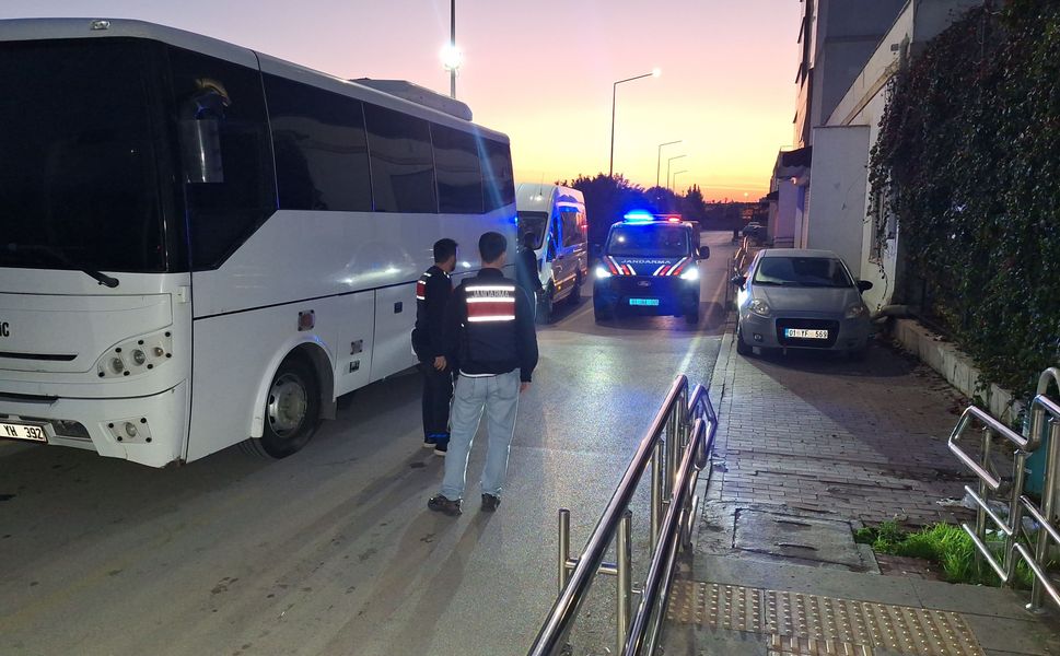 Çukurova Belediyesi operasyonunda gözaltına alınan 49 kişi adliyeye sevk edildi