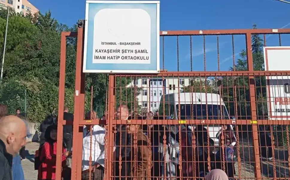 Başakşehir’de ortaokulda bıçaklı saldırı: 1 öğrenci hayatını kaybetti!