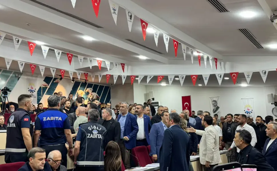 AK Parti'ye geçen Onur Emrah Yıldız'a protesto: Su şişesi atıldı!