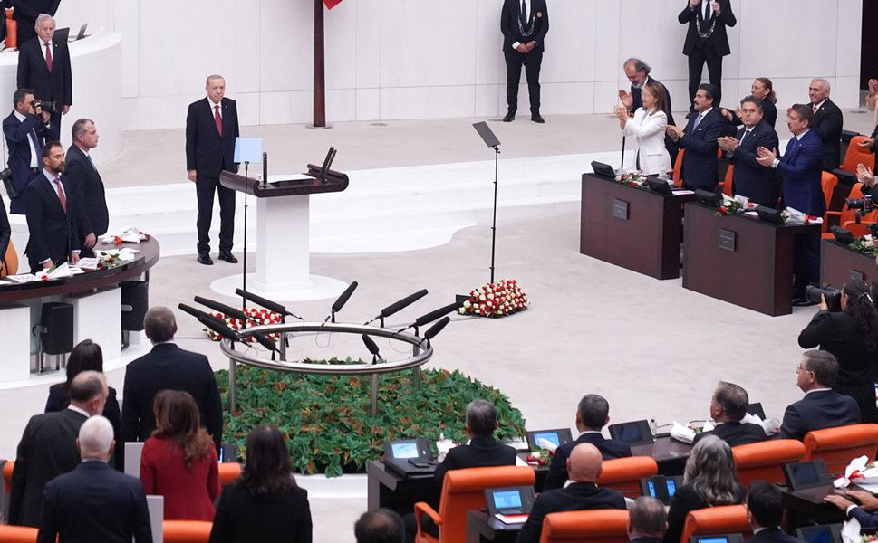 Cumhurbaşkanı Erdoğan kürsüye çıkınca Yeni Partililer salonu terk etti