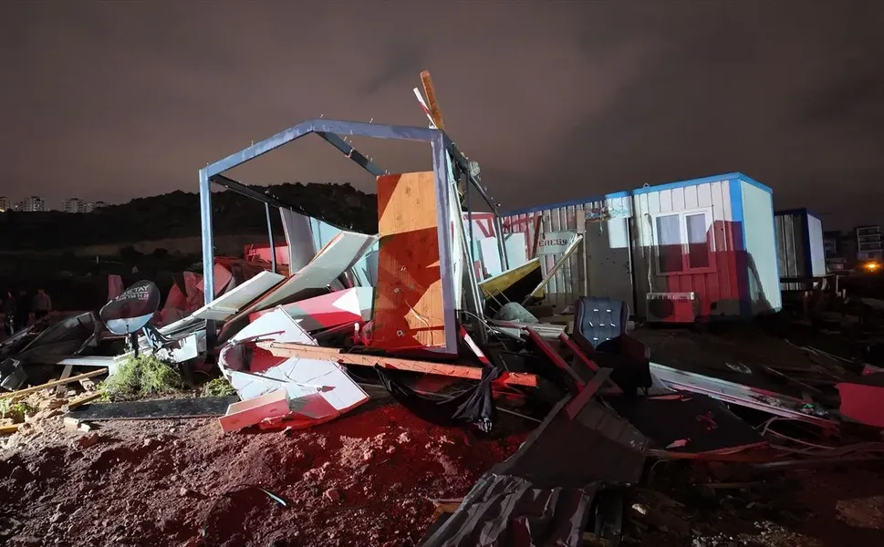 Antalya'da hortum konteynerleri parçaladı, kule vinci devirdi; 5 ölü!