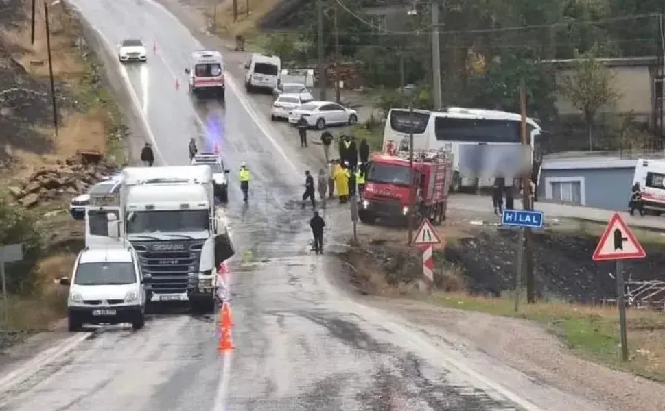 Yolcu otobüsü ile TIR çarpıştı; 1 ölü, 14 yaralı