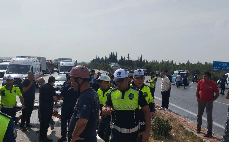 Antalya-Isparta karayolunda otobüs devrildi: 1'i ağır 17  yaralı!