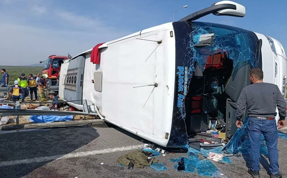 Manisa'da tır ve yolcu otobüsü çarpıştı: 11 kişi hayatını kaybetti!
