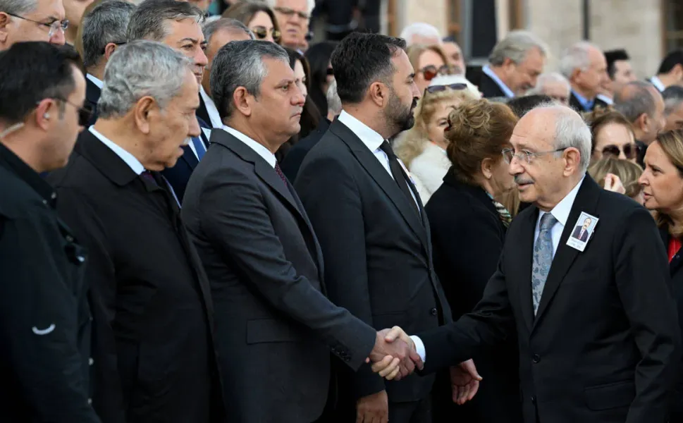 Özgür Özel ve Kemal Kılıçdaroğlu cenazede karşılaştı