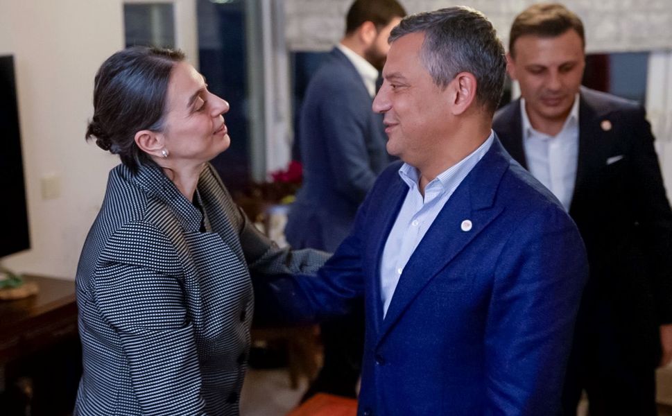 Özgür Özel, Sinem Dedetaş'ı ev hapsinde ziyaret etti