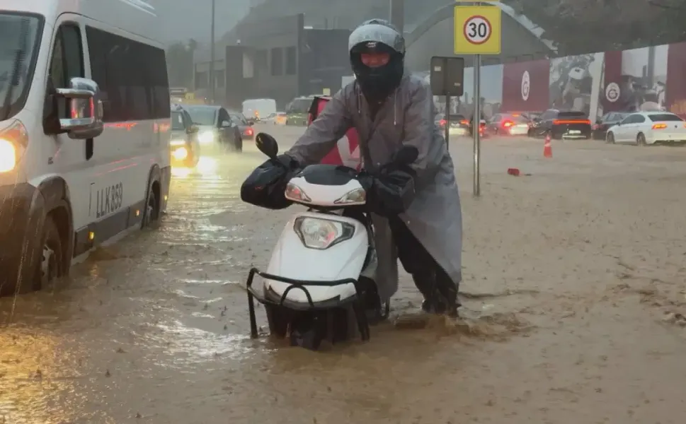 Sağanak yağışın İstanbul'a ağır bilançosu: Su baskını, heyelan ve mahsur kalma!