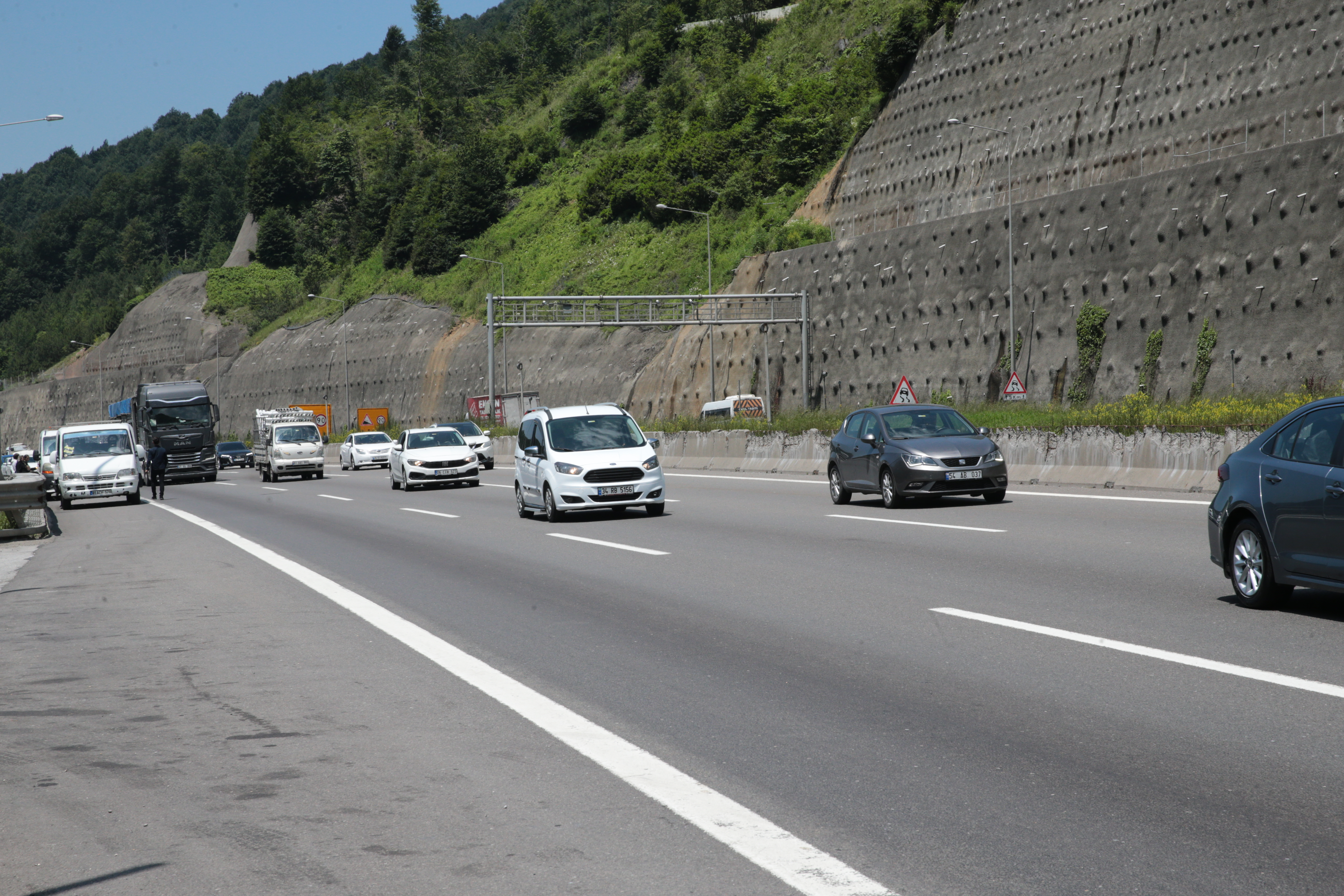 2-ANADOLU_OTOYOLUNUN_BOLU_GECISINDE_BAYRAM_TRAFIGI_BASLADI