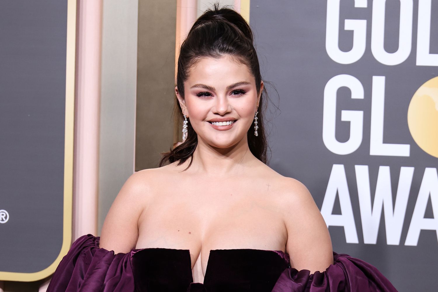 selena-gomez-den-estetik-cevab-beni-rahat-b-rak-n-elips-haber