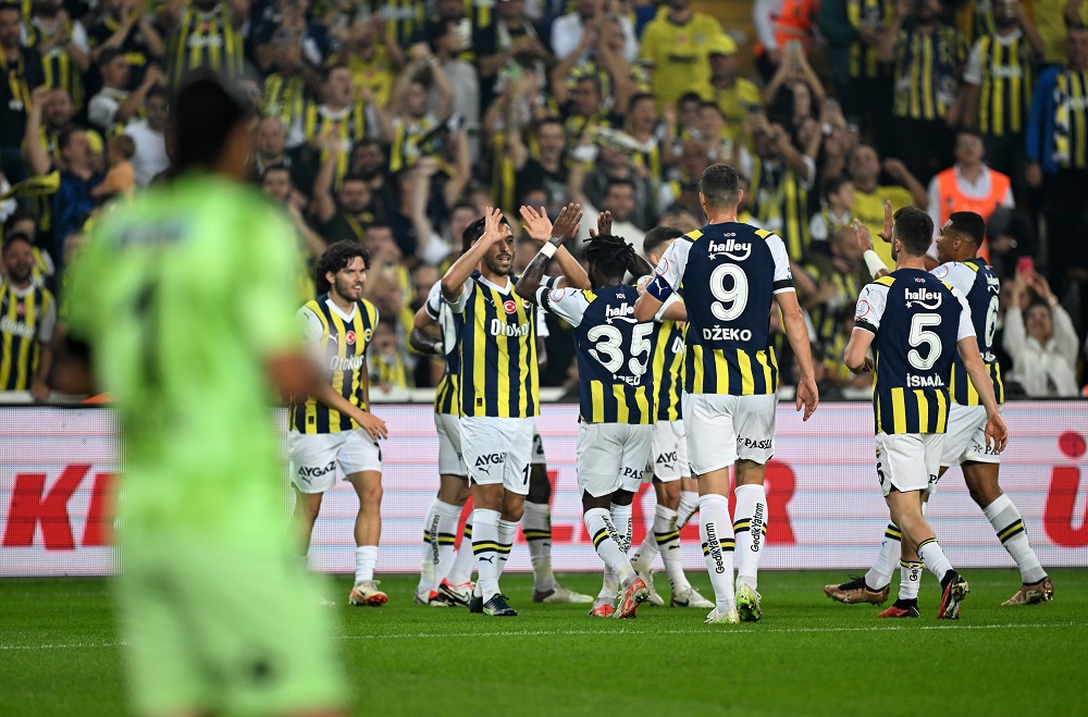 Fenerbahçe rekor kırarak liderliğini sürdürdü