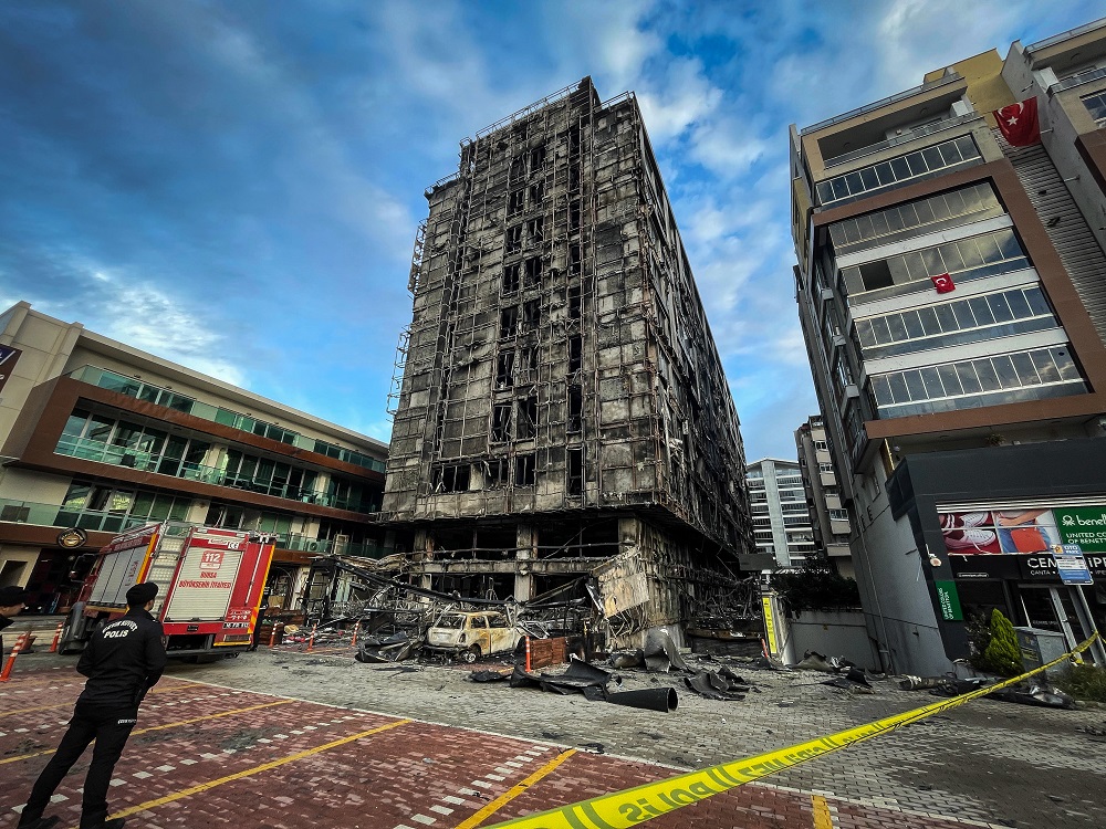 Bursa'da 10 katlı iş merkezinde yangın