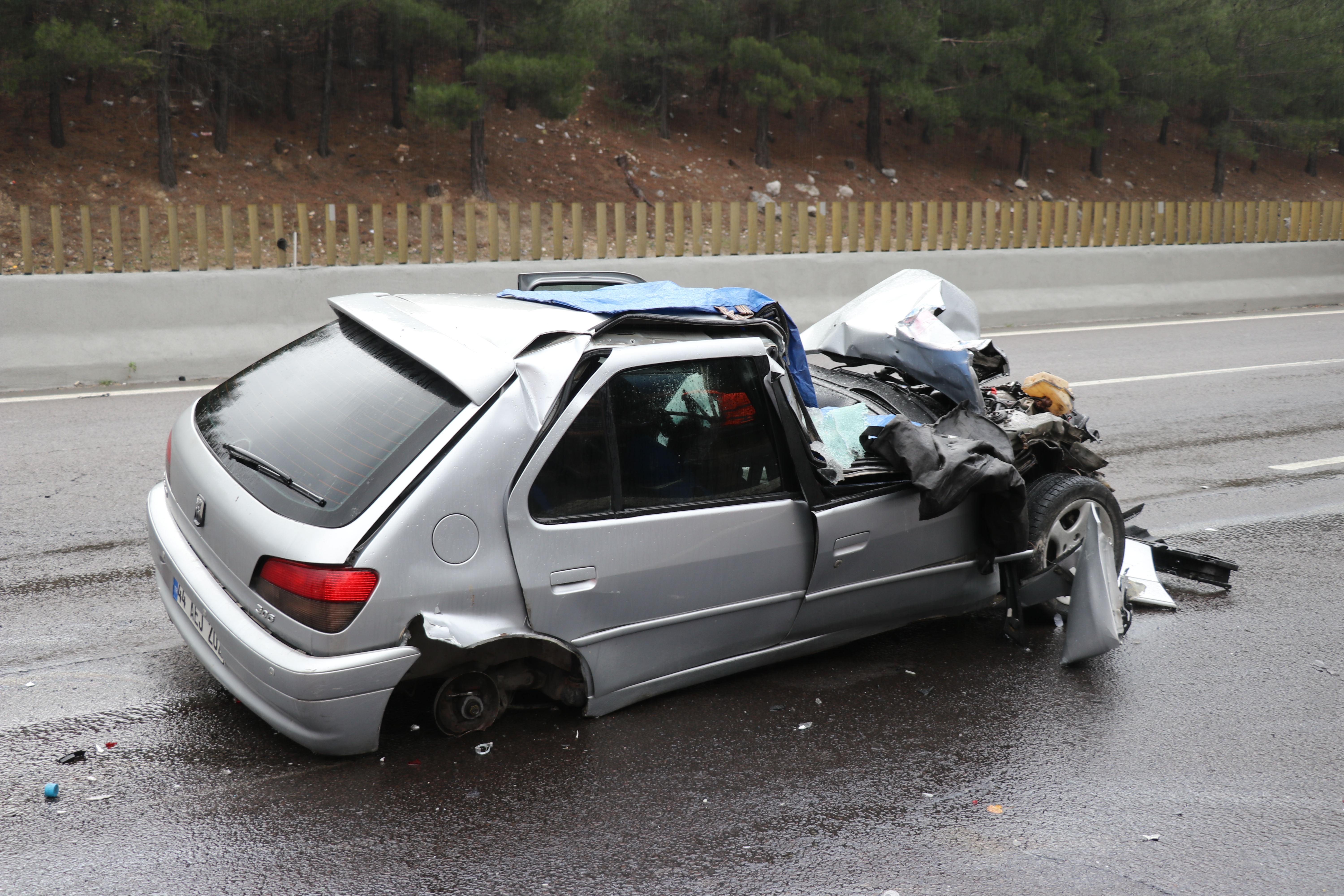 AA-20240108-33382692-33382691-ADANADA_TIRA_CARPAN_OTOMOBILDEKI_1_POLIS_OLDU_1_POLIS_YARALANDI