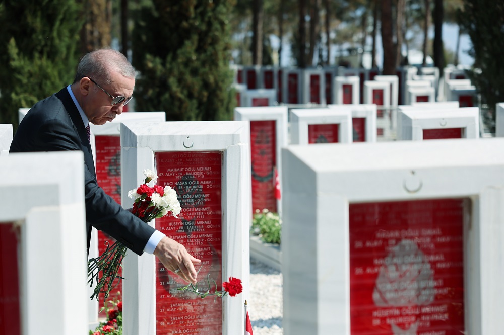 Erdoğan, Çanakkale'de Şehitliklere Karanfil Bıraktı