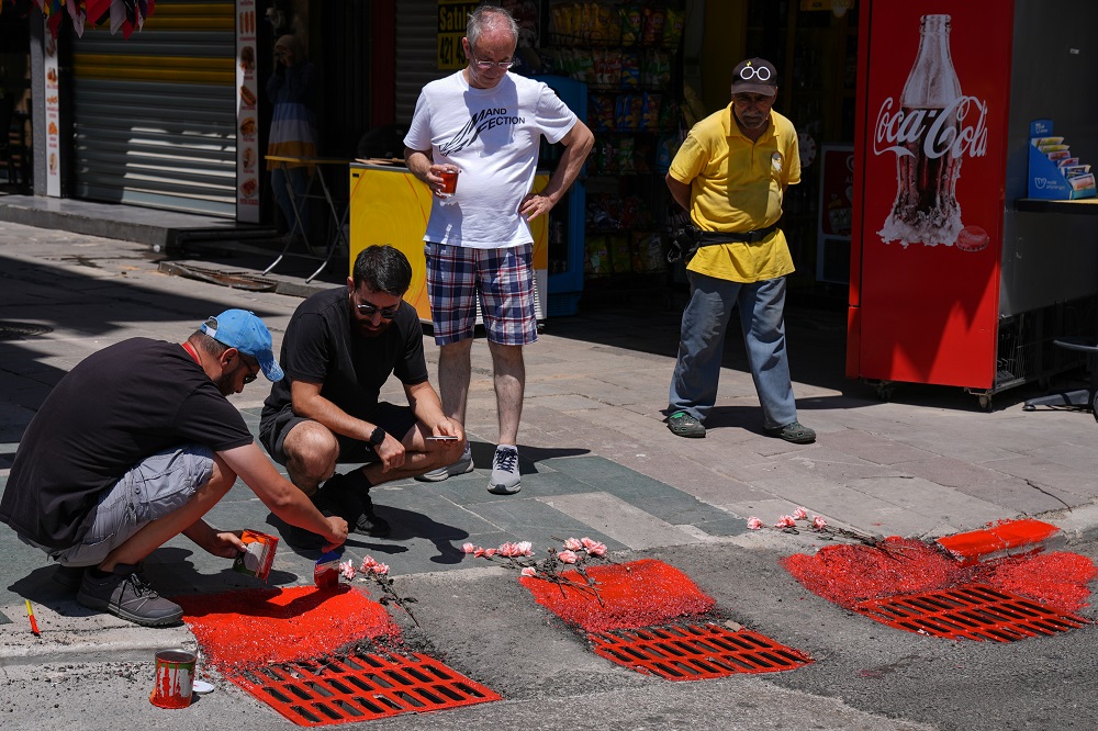 İzmir'de 2 Kişinin Elektrik Akımına Kapılarak Öldüğü Sokakta Mazgallar Kırmızıya Boyandı (2)