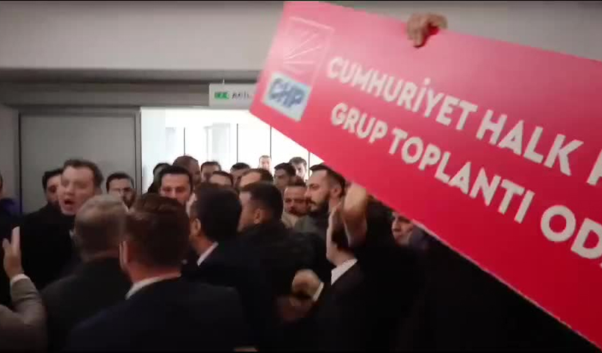 Kayyum Atanan Esenyurt'ta, Chp Grup Toplantı Odası Tabelası Söküldü