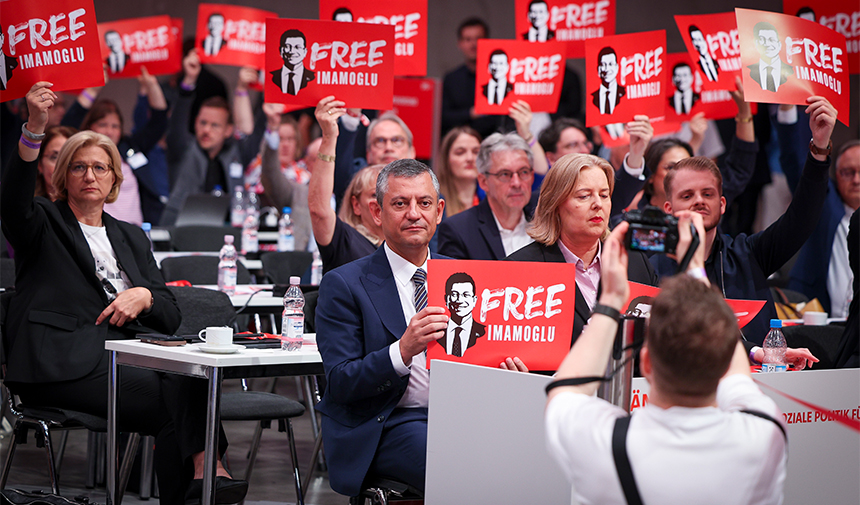 Free Imamoğlu Pankartı Berlin Spg Toplantısı Özgür Özel
