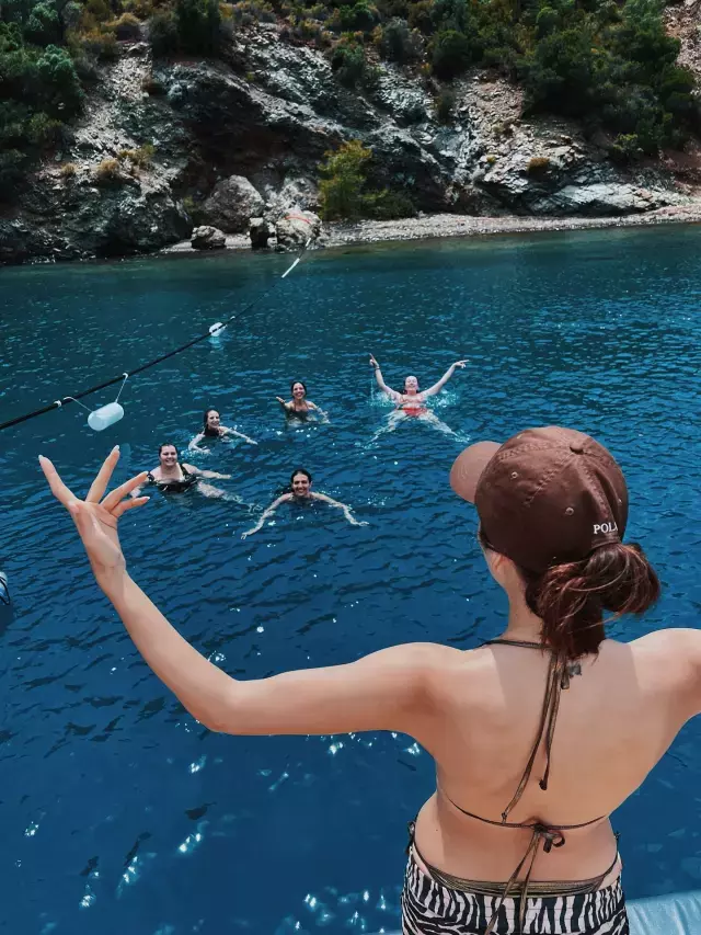 Hande Erçel Tekne Tatili
