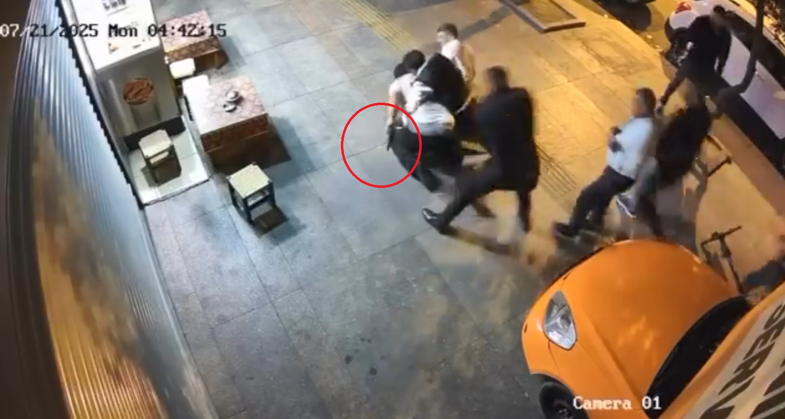 Ankara'da Eğlence Merkezi Önünde Kanlı Kavga: 1 Yaralı, 2 Gözaltı!