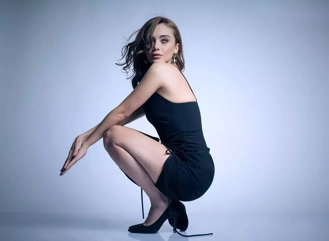 Damla Sönmez'in Maldivler'deki Muhteşem Tatili: Kusursuz Güzelliğiyle Tüm Zihinleri Fethediyor!