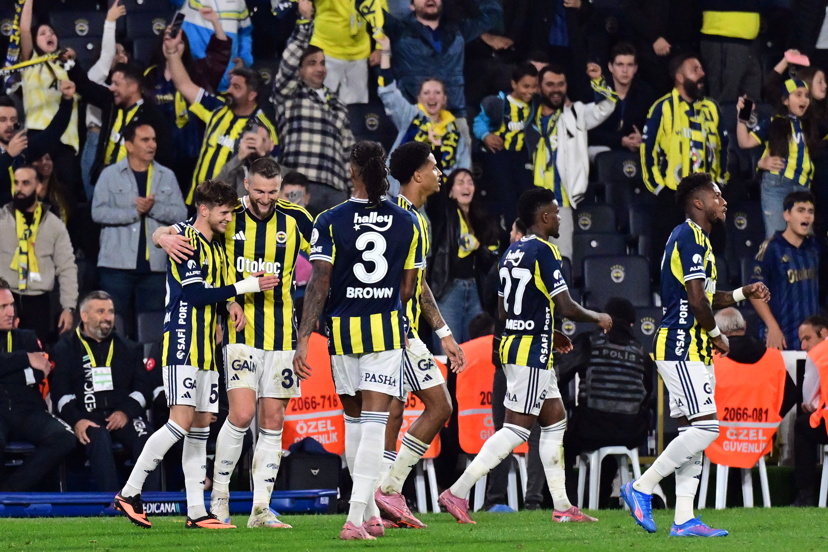 Fenerbahçe Sahasında Antalyaspor'u 2 Mağlup Etti