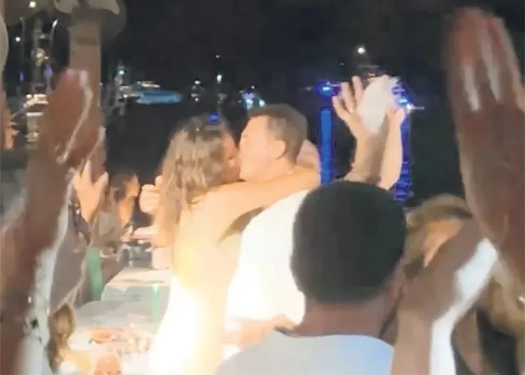 Güzide Duran Ve Fikret Orman Dudak Dudağa Görüntülendi