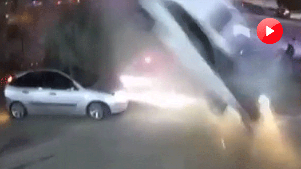 Ankara'da kaldırıma çıkan otomobilin oto yıkama dükkanına uçtuğu kaza kamerada