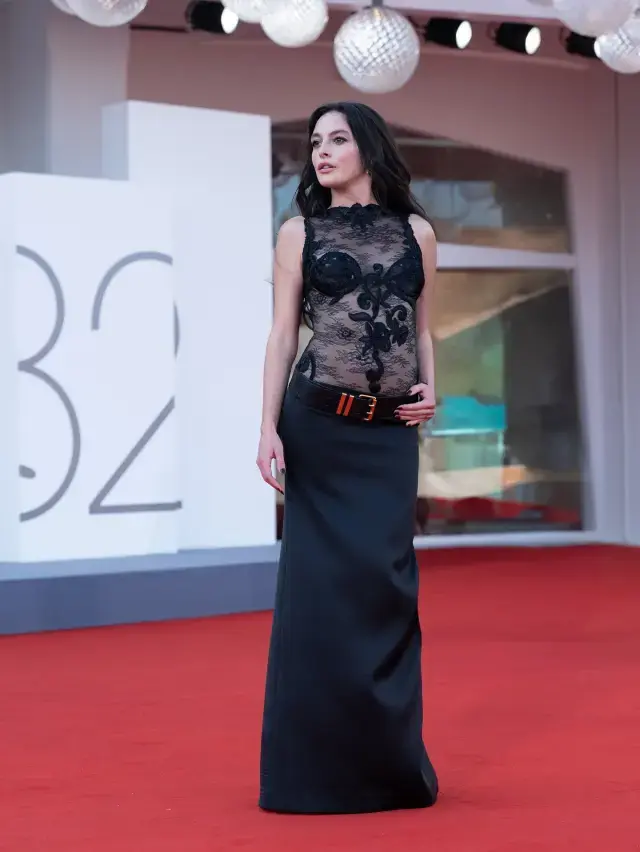 Melis Sezen Transparan