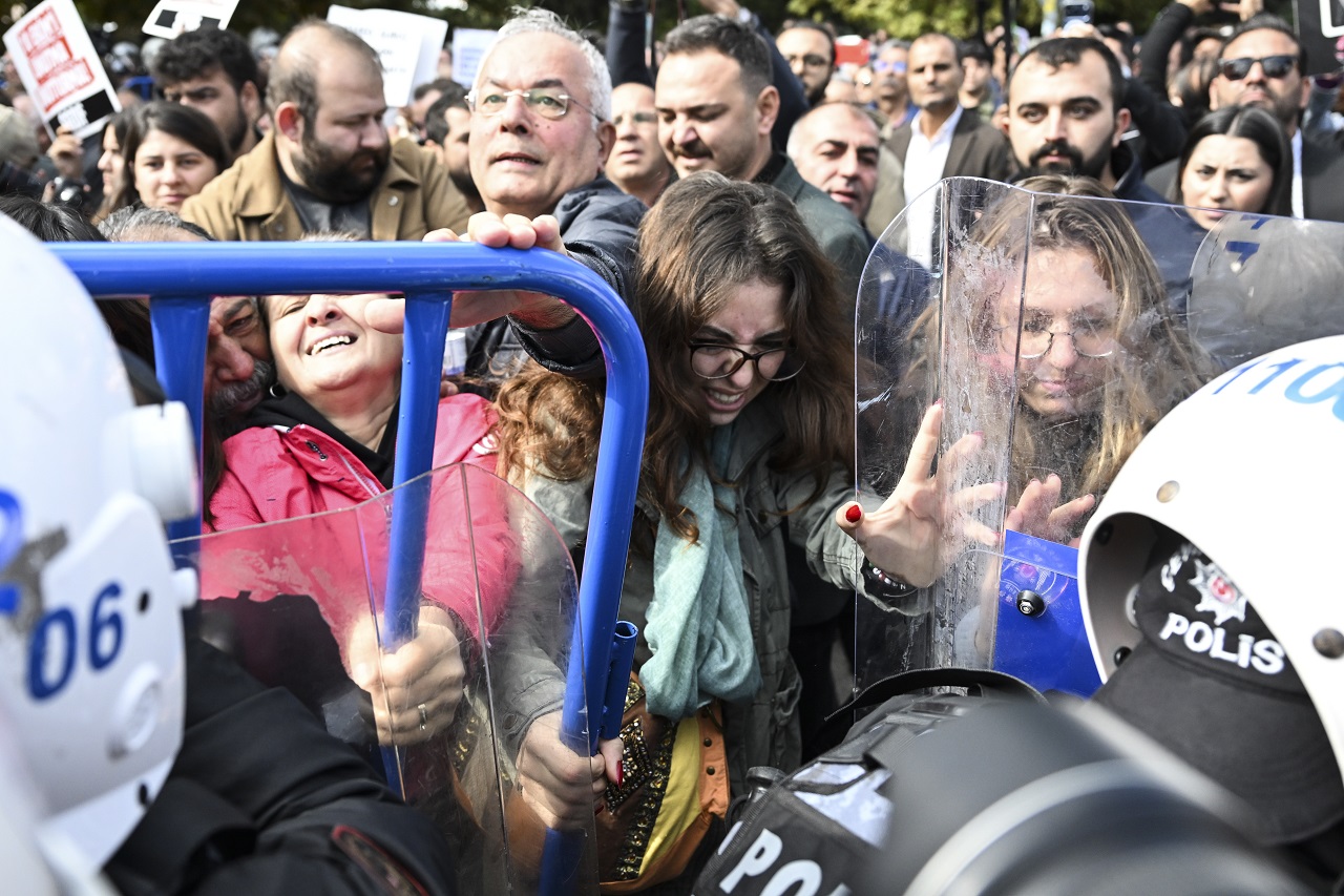 10 Ekim anmasına polis müdahalesi: Yürümek isteyenlere biber gazı sıkıldı