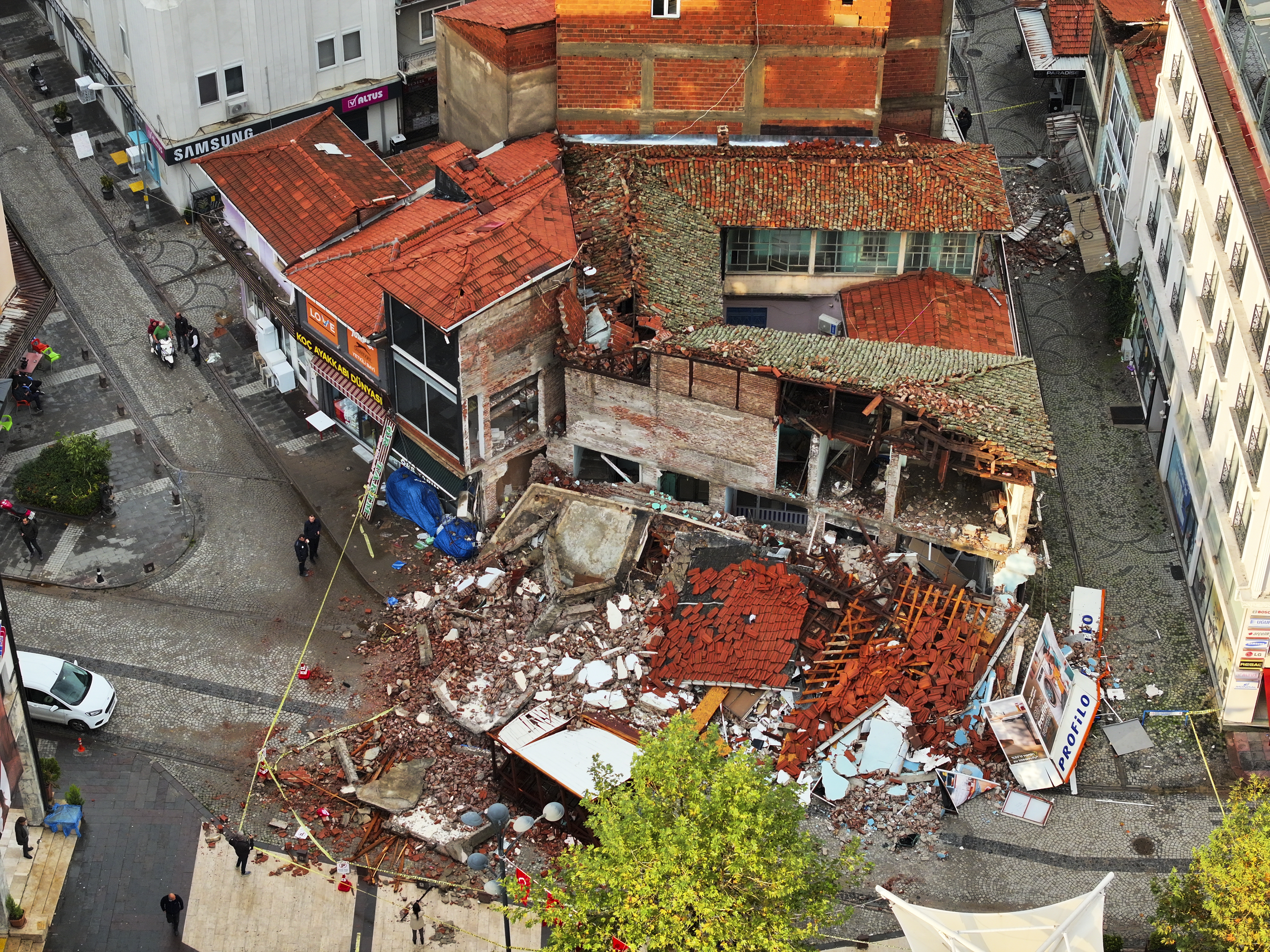 Balıkesir'de depremlerde hasarın boyutu gün ağarınca ortaya çıktı