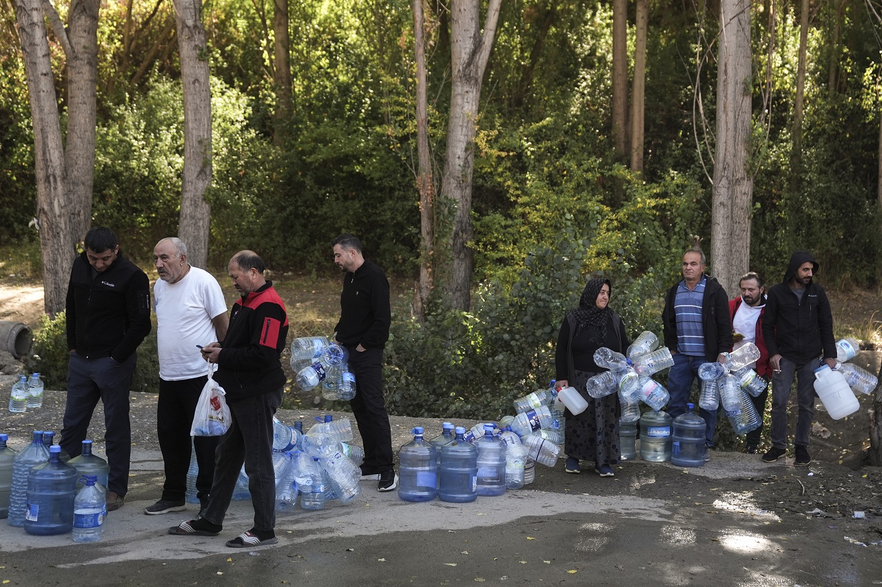 Ankara’da 3 gündür su yok: Vatandaşlar çeşmeden su dolduruyor