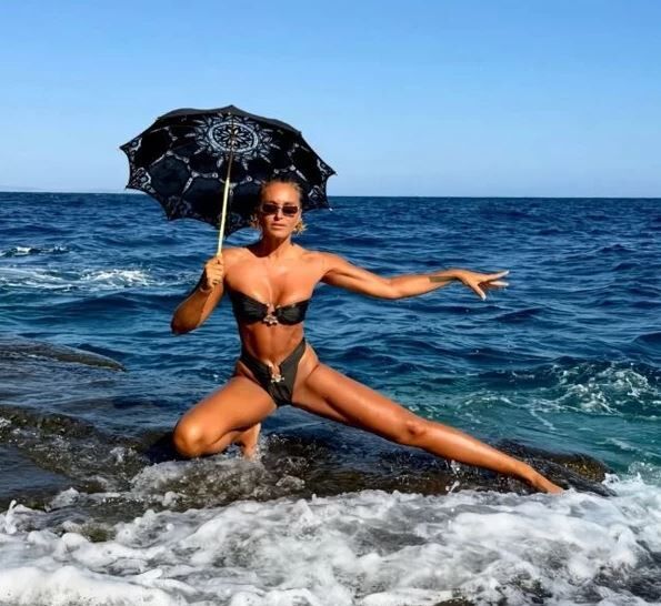 ‘Bikini izi sevmem’ diyen Eda Taşpınar'dan üstsüz paylaşım