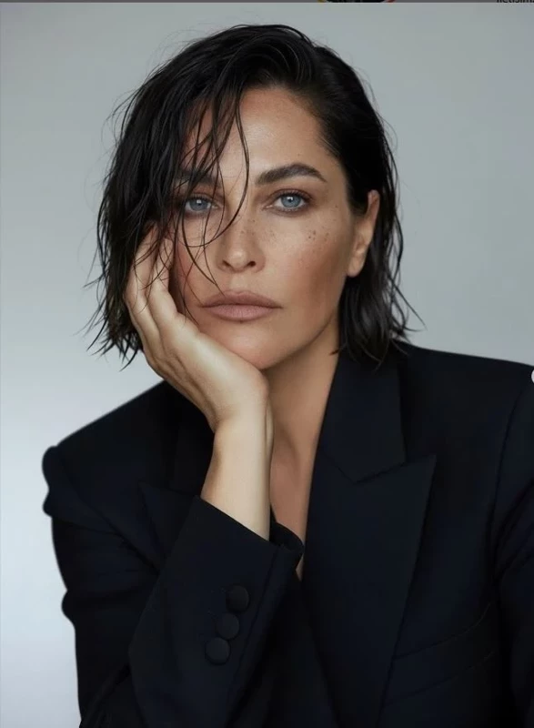 Hülya Avşarr