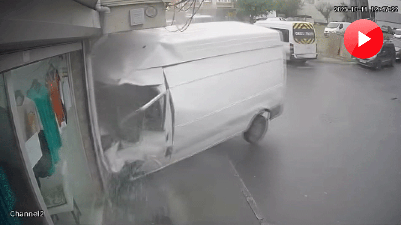 Avcılar'da minibüs iş yerine çarptı; kaza kamerada