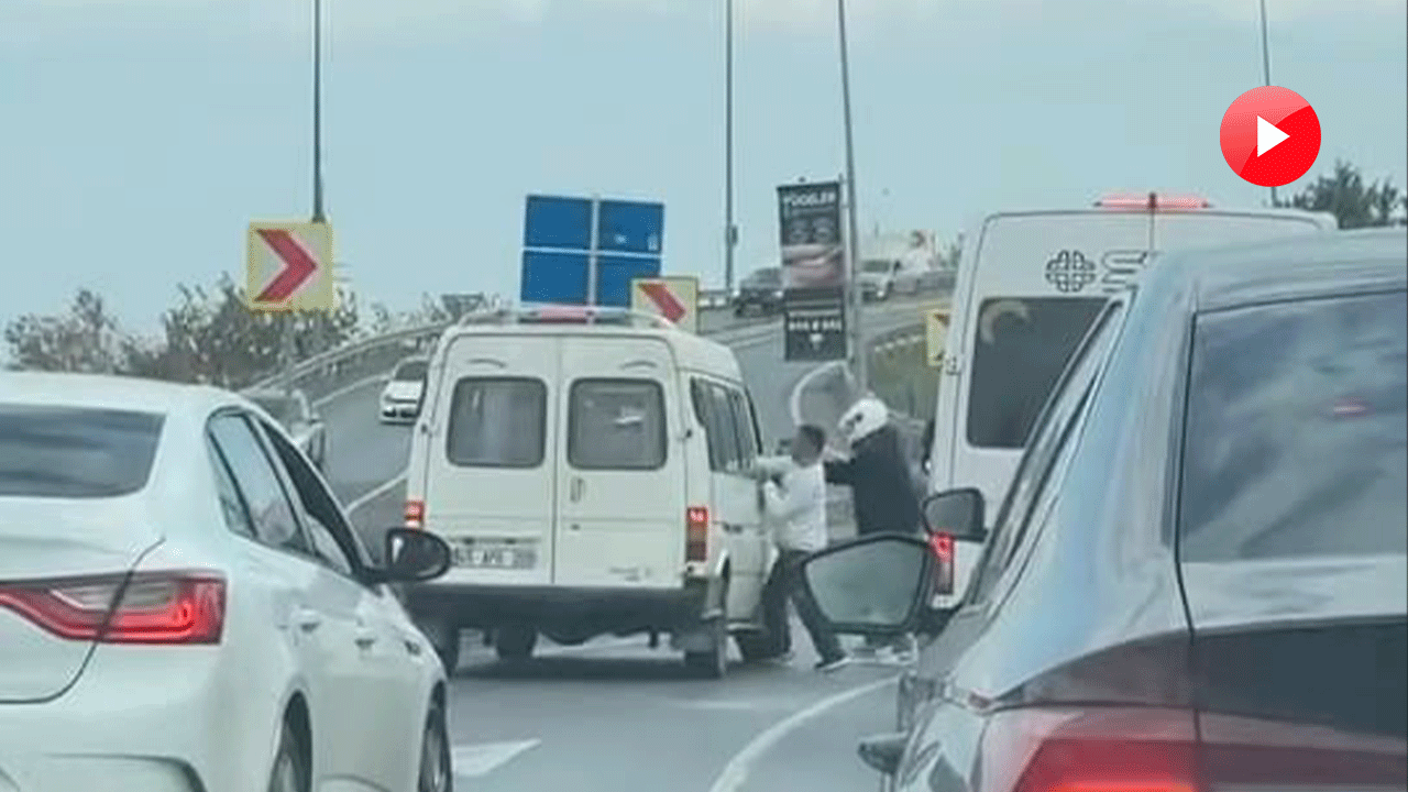 Esenyurt’ta trafikte şoförüyle tartıştıkları minibüse sopa ve kaskla saldırdılar