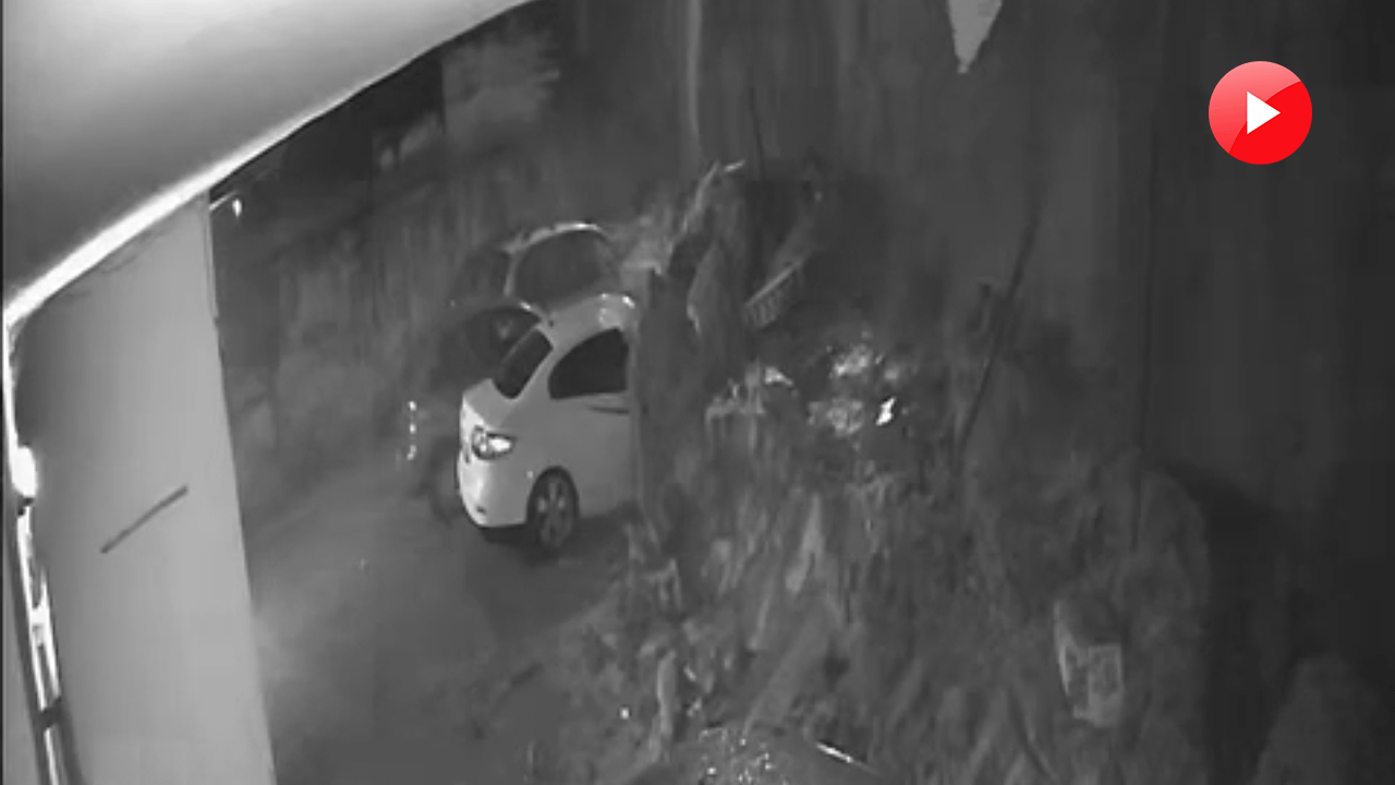 Maltepe'de istinat duvarı park halindeki 3 aracın üzerine çöktü