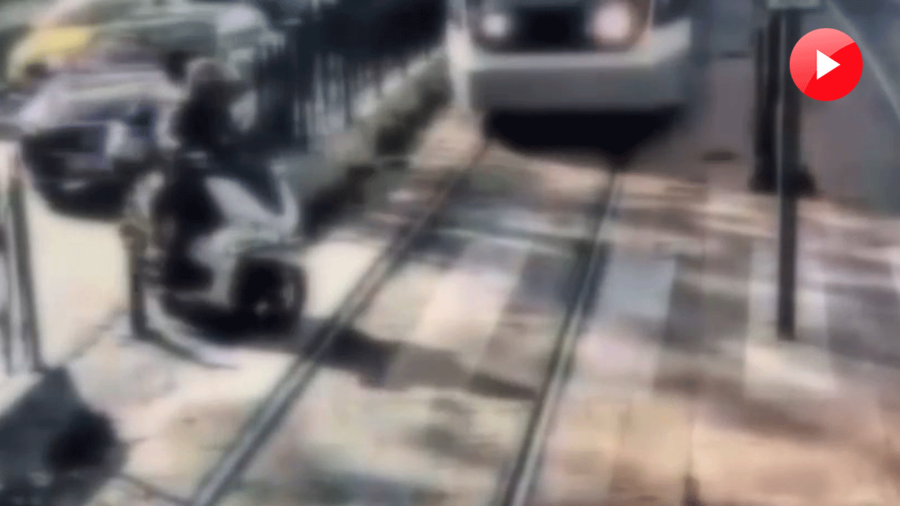 Beyoğlu’nda tramvayın motosiklete çarpma anı kamerada