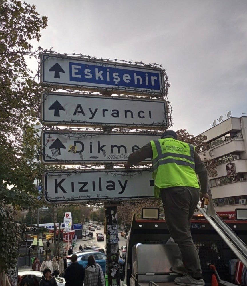 Kızılay Tabelası Dikenli Tel